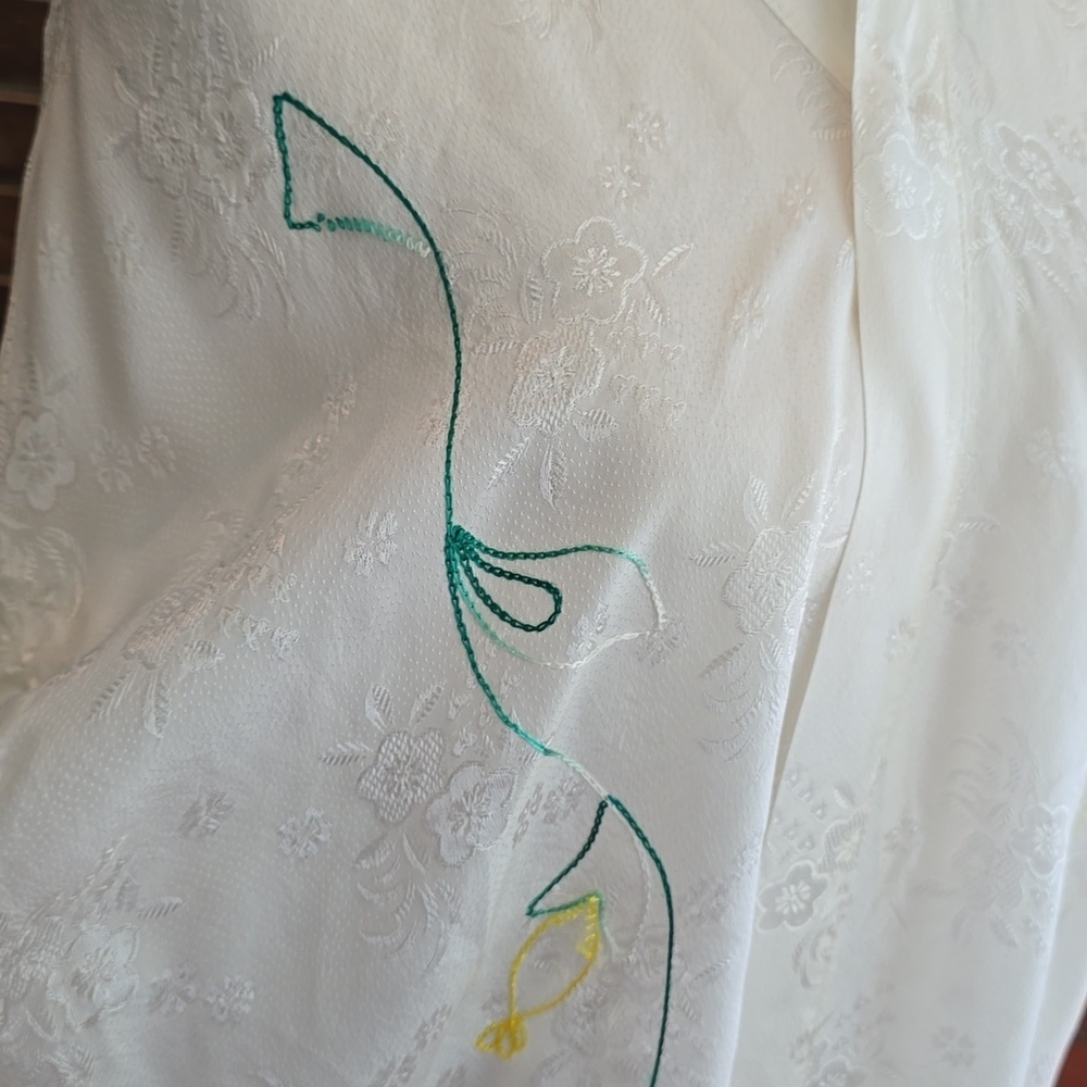 Stunning White Kimono with Lovely Floral Embroidery, Vintage​​ - Picture 2 of 12